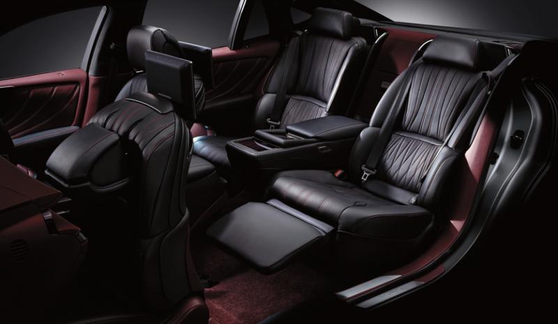 前后排座椅的空间和舒适度无可挑剔,极尽奢华能事。