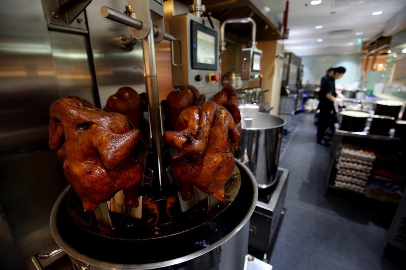 本地研发的全球首台全自动化煮鸡机器。