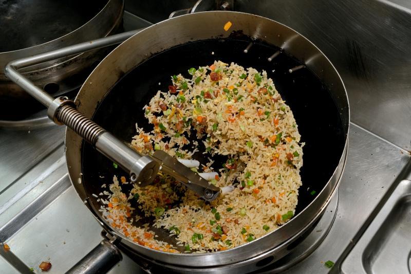 能抛锅的自动炒饭机器。