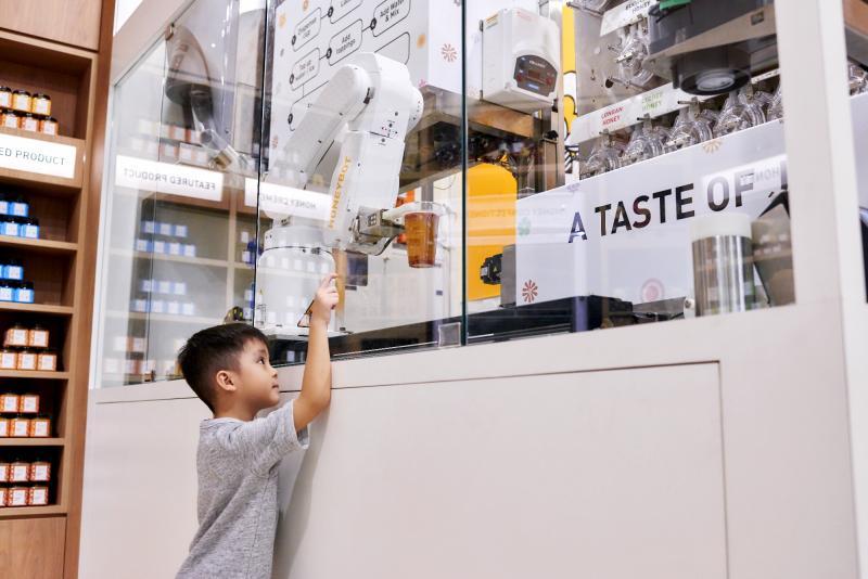 全球首个客制化蜂蜜饮料的自动机器人。
