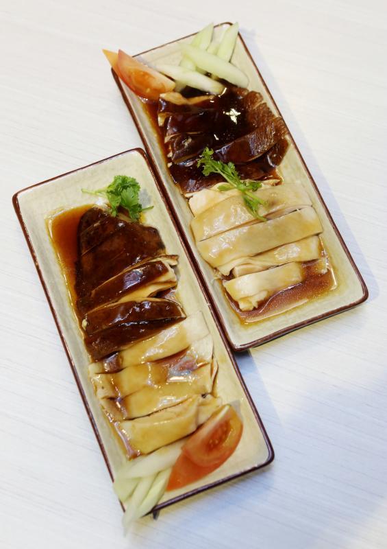 机器烹调出的酱油鸡和白切鸡肉质软嫩。