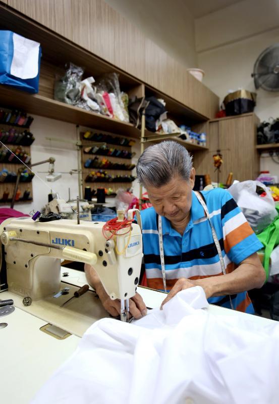 天生聋哑的王钦祥,当了一辈子裁缝,60年代赶上本地裁缝业的黄金期。75岁的他,经历裁缝业转型与太太病逝,如今,依然守着裁缝店,继续缝补人生的余晖。