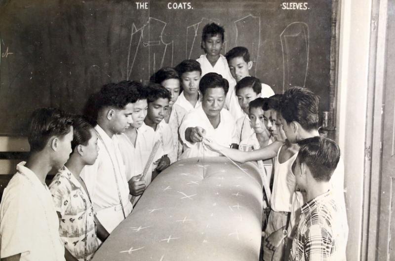 聋哑的王钦祥(左七)和同学一起在职业学校学裁缝。(受访者提供)