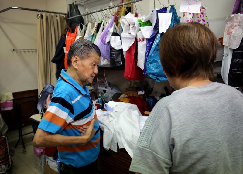 王钦祥和顾客以简单手语沟通,了解他们的要求。