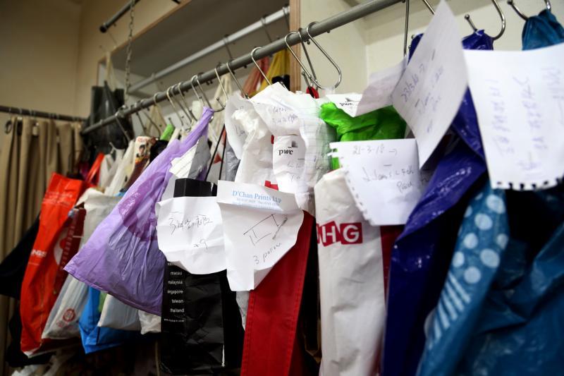 店里挂着有待修改的衣服。