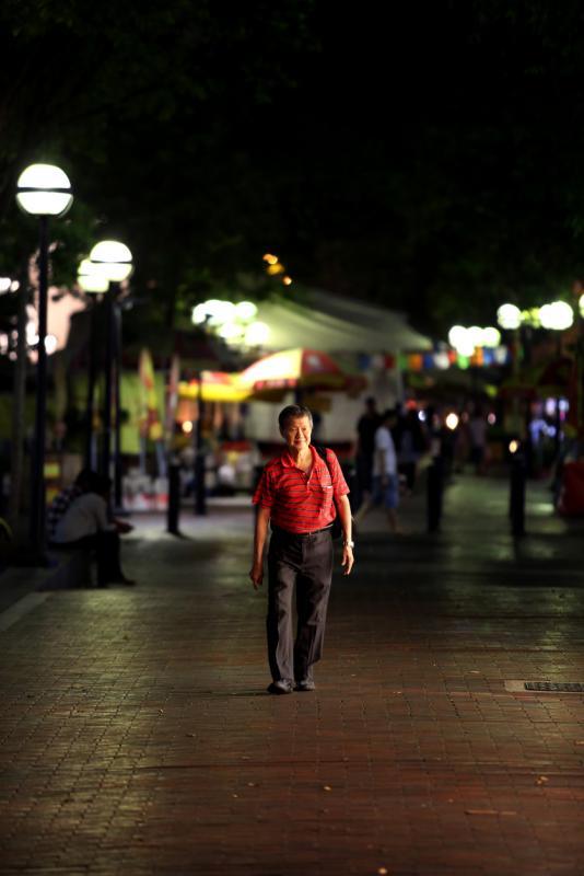 白天的喧嚣与夜晚的宁静都打扰不了王钦祥的世界。