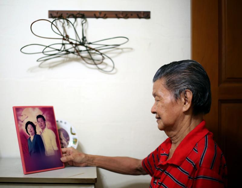 王钦祥在其中一间房摆放和太太的合照,思念之情溢于言表。