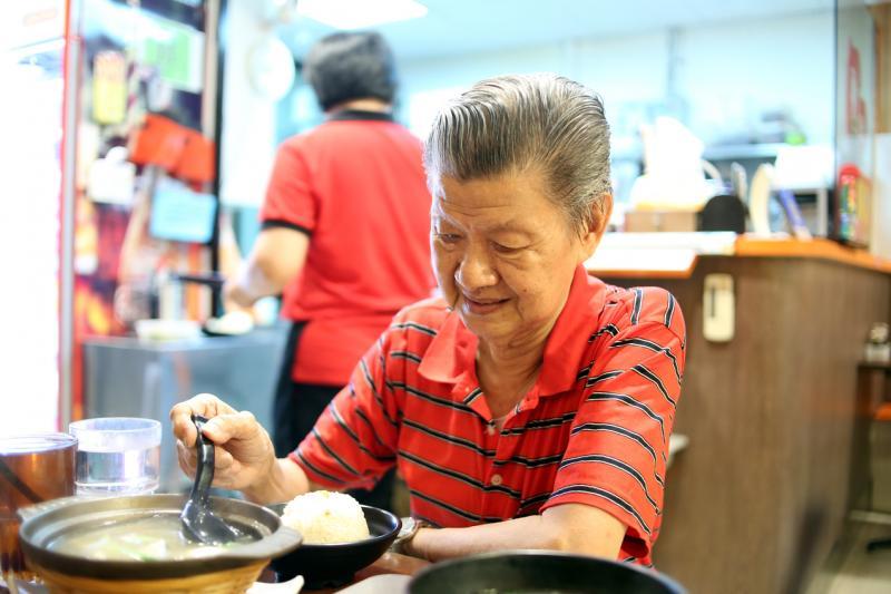 王钦祥用手语点餐,与摊贩培养了默契,饭面鱼肉都难不倒他们。