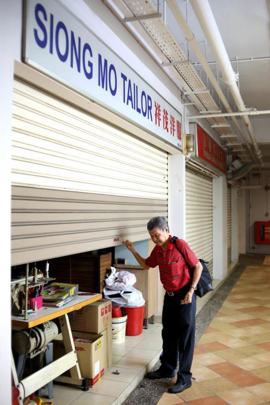 周围的商店都关门了,拉下铁门,王钦祥准备去吃晚餐。