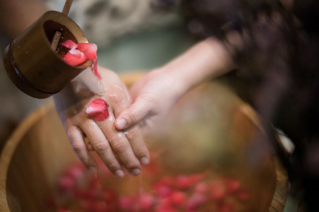 洪钰琇推出的“留心语”服务，让家属有机会为往生的至亲净身，并道出最后的思念。（受访者提供）