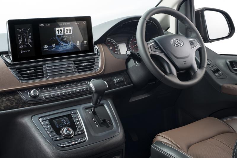 G10 Executive的内饰以皮革和大理石饰板营造豪华感。