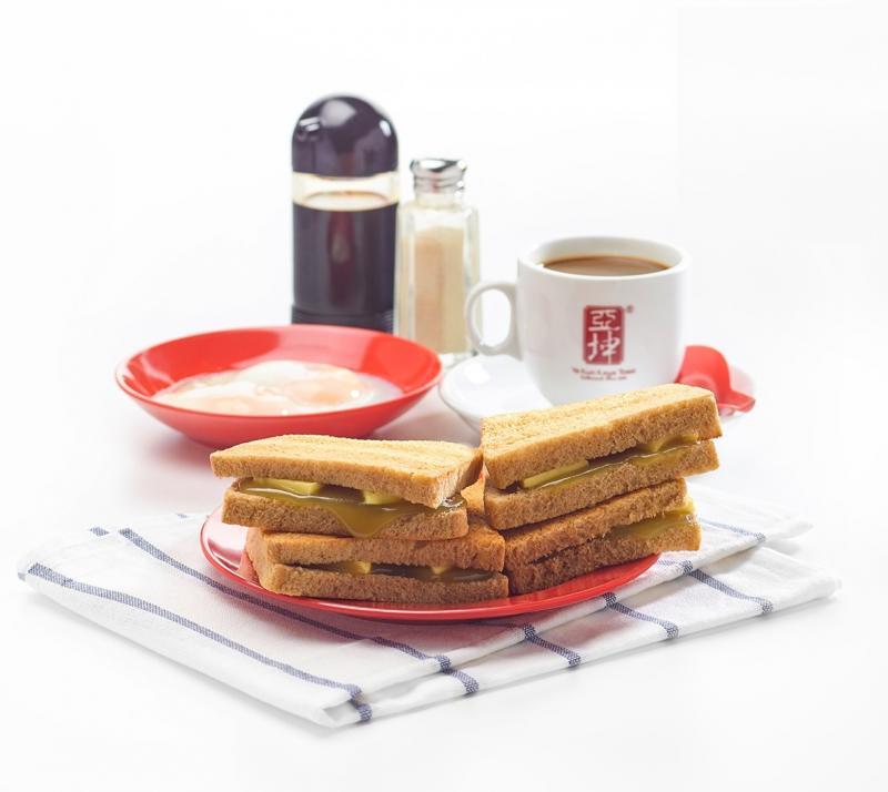 本地亚坤经典的咖椰牛油烤面包。