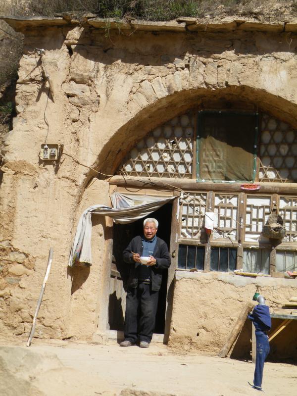 红花沟村的山西大爷见我走得辛苦,给了我半碗面糊充饥,并为我装满了水瓶。