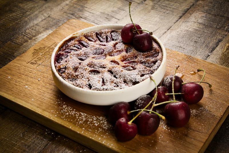 Bar-Roque Grill的招牌樱桃甜品。