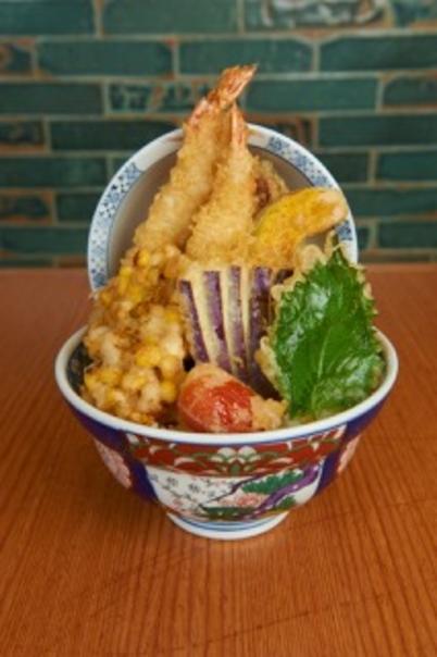 琥珀天丼的夏季天妇罗盖饭。