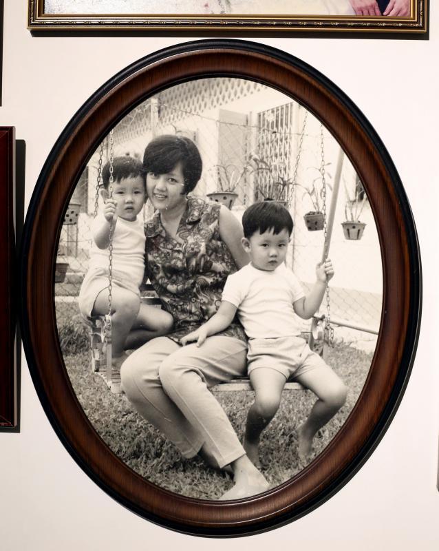 李伟菘(右)与偲菘与妈妈一起摆“甫士”,李妈妈说,两兄弟小时候都很乖,不闹别扭。