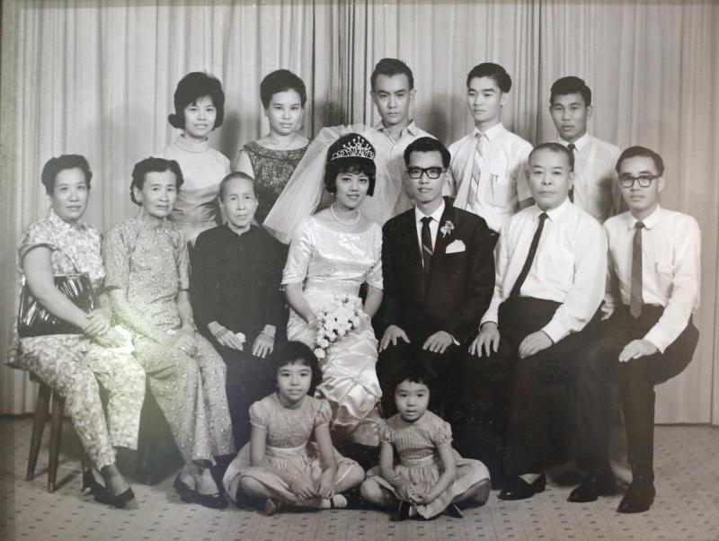 李爸爸和李妈妈的结婚照……“一下子”,儿子李偲菘也结婚了。