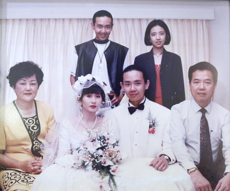 李偲菘结婚照。