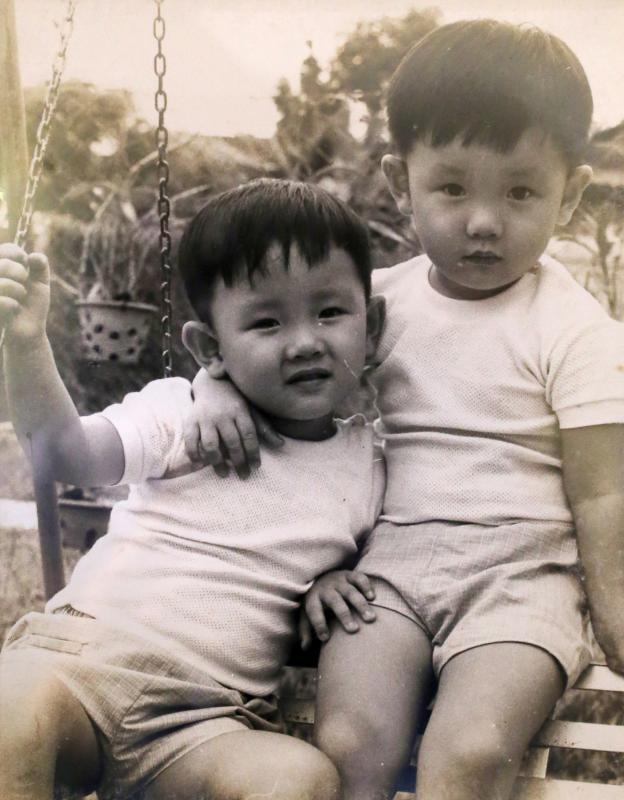 伟菘(右)偲菘哥俩好。