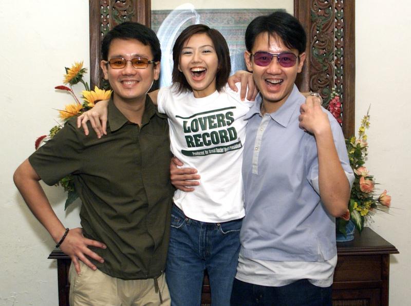 李伟菘(右)、李偲菘一手捧红孙燕姿。 (档案照片)