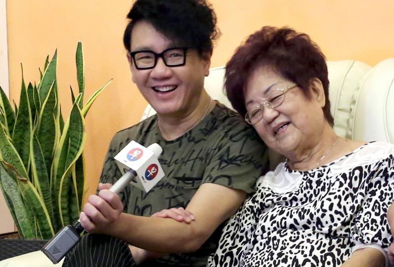 李伟菘说着对妈妈的敬佩,妈妈满心感动。