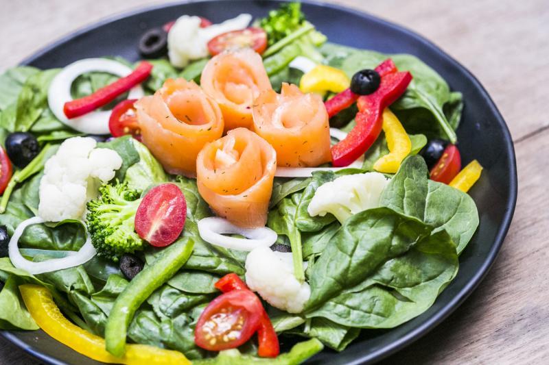 沙拉对食材新鲜度有较高要求。