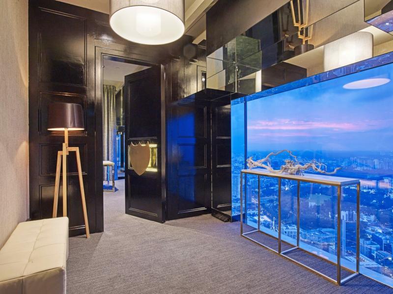 Stellar的私密厅房让宾客在市区风景线陪伴下品尝时令季材。