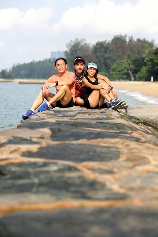 我国金牌长跑健将苏睿勇,因杰出表现时常上报,他也因争议性言论与举动引起关注。这次,我们从他父母口中来了解他的坦率直言,以及他漂亮的运动成绩单上父母的身影。