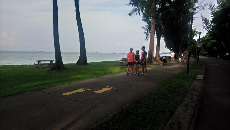 苏睿勇经常出国练跑,采访当天难得和父母一起来到东海岸公园。(陈映蓁摄)