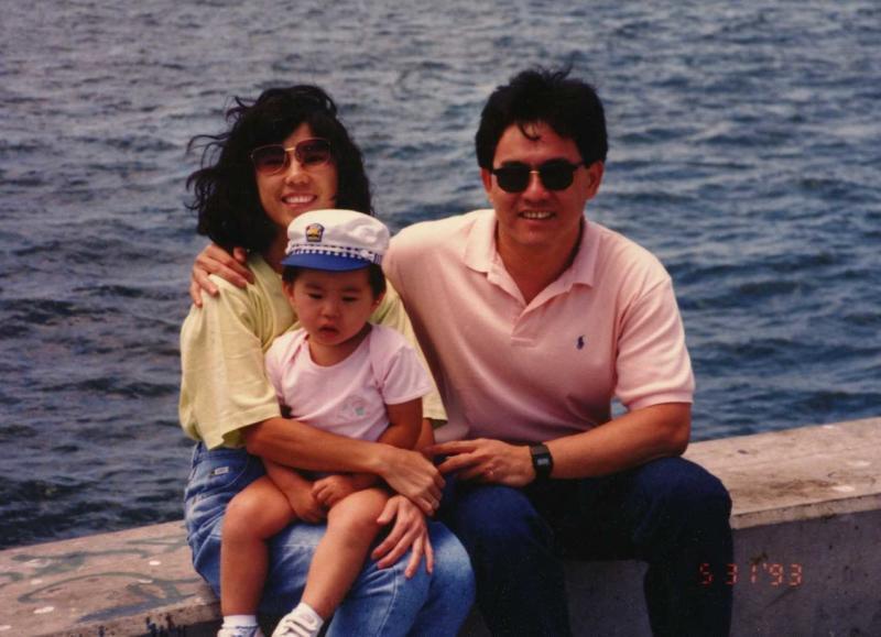 因父亲工作关系,苏睿勇一岁半就移居美国,图为两岁的苏睿勇与父母在圣地牙哥合照。(苏睿勇提供)