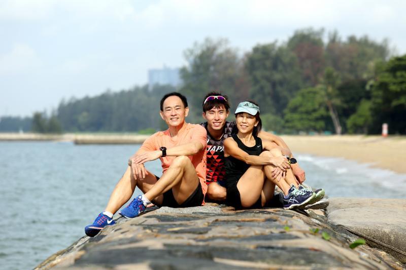 苏睿勇(中)和他的父母苏少峰与郑秀丽都是跑步健将。