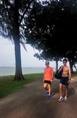 访问时话不多的苏爸爸(左),跟儿子在一起时有说有笑。(陈映蓁摄)