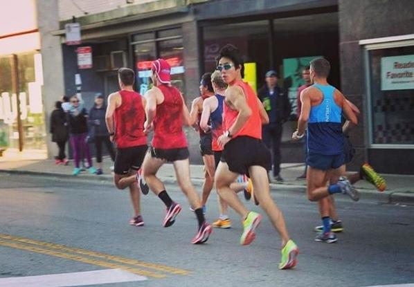 2016年芝加哥马拉松。苏爸爸和苏妈妈乘坐地铁一路追赶,为苏睿勇留影,这是其中一张他们拍下的照片。(苏睿勇Instagram)