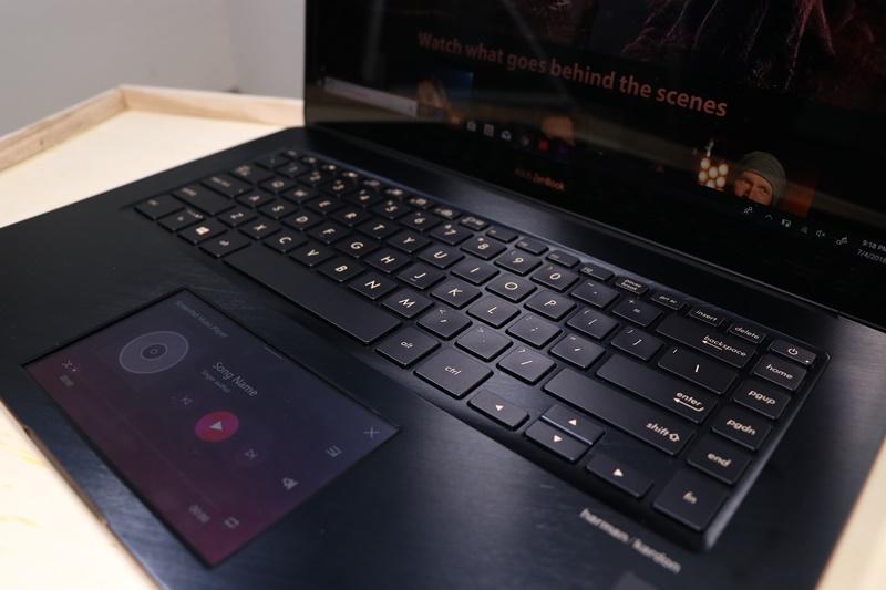 20180720_lifestyle_car-gadget_asus_zenbook-pro-15_05_Medium.jpg