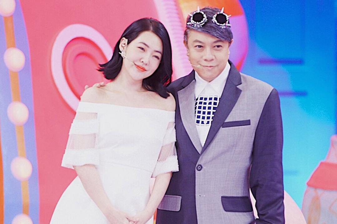 小S和蔡康永主持《真相吧!花花万物》。(互联网)