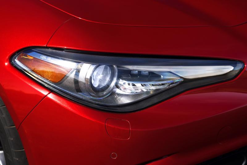 车头配备具自适应前照灯系统(AFLS)的双氙气大灯和自动远光灯系统。