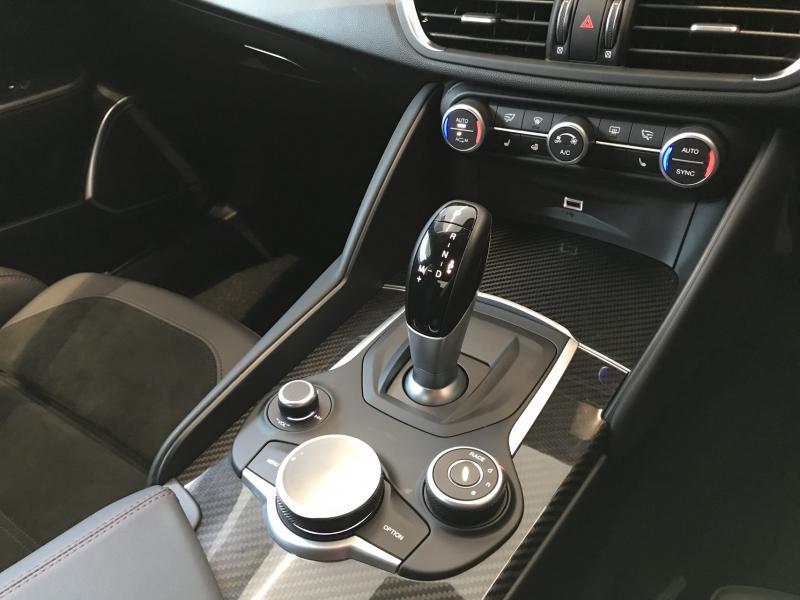 Alfa DNA智能驾驶系统旋钮位于中控台上,驾驶者可选择运动、自然、高效和赛车四种驾驶模式。