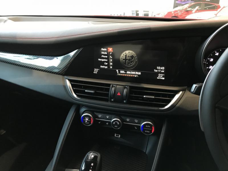 仪表盘采用真皮包裹,在纯正碳纤维材质、轻盈铝材和精致缝线的衬托下,彰显意式奢华风范。