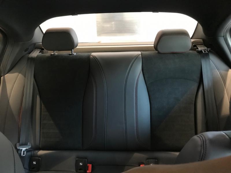 车内如其璀璨外观,保留了意大利超跑风格,座椅采用全真皮包裹,精致的缝线点缀,空间宽敞。