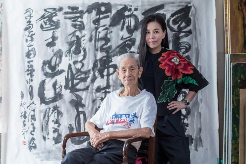 Ode to Art画廊负责人张静芳(右)为林子平办过五次个展。(画廊提供)