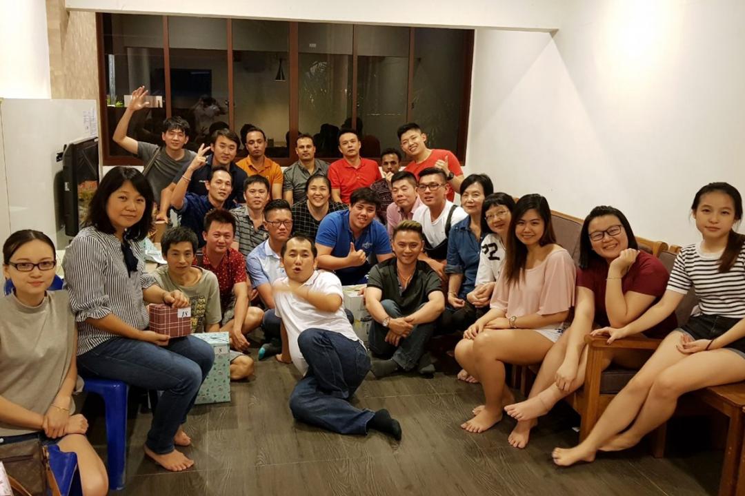 老板黄兴坤（前面中间坐者）与优立五金员工们的大合照。