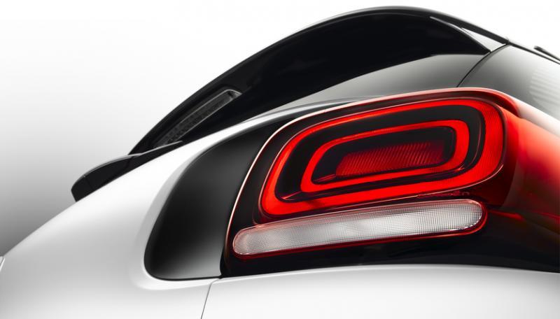 尾灯水波涟漪式的LED尾灯延续圆角矩形的家族元素,在黑夜3D层次感十足,让人一眼就能分辨。