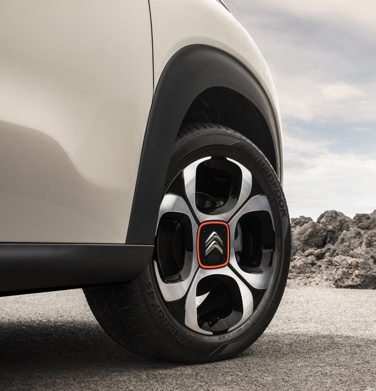 17英寸轮圈采用简单花瓣设计,配合圆角矩形镂空,超凡脱俗。