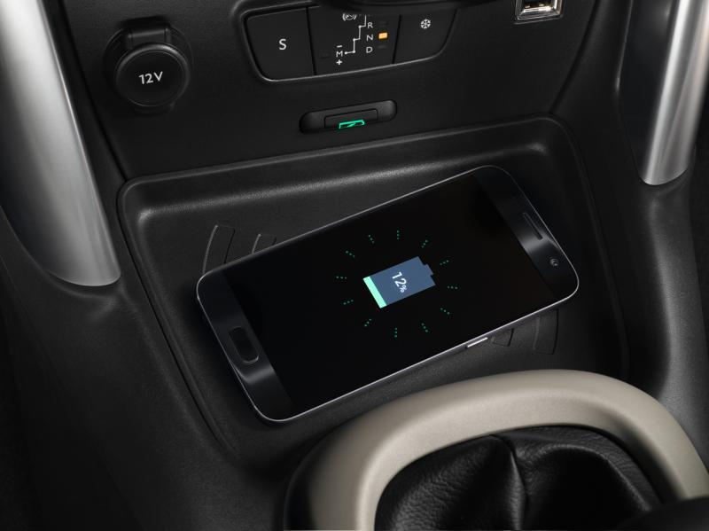 中控触屏下方的储物槽具有手机无线充电功能,十分便利。