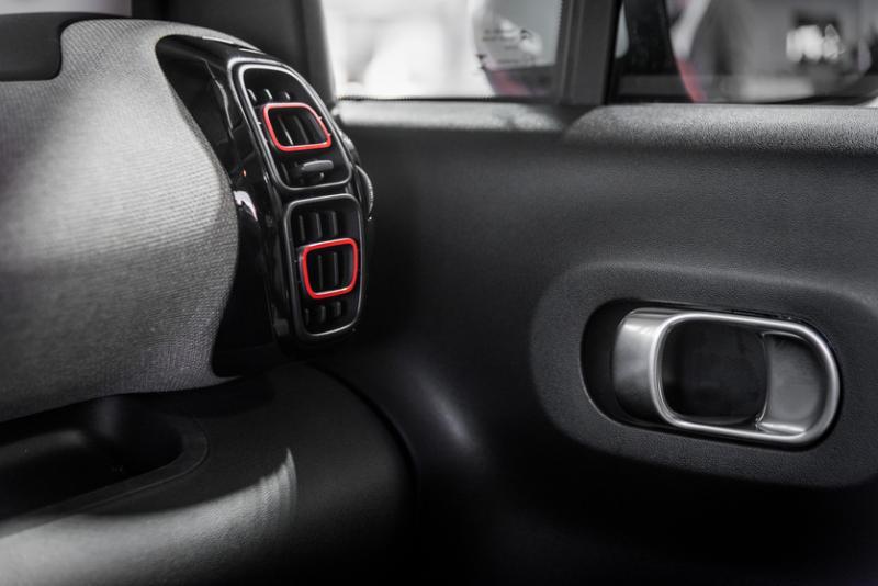 车内随处可见的圆角矩形,呼应整车设计理念。