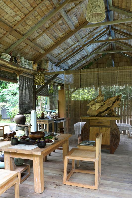 古朴茶室用竹帘分成两个空间:喝茶之外,也可弹琴、看书,作治疗用。