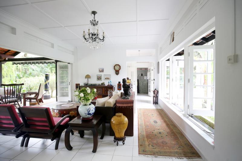 黑白屋设计以实木家具为主,鼓状咖啡几、地毯,增添民族异国气息。