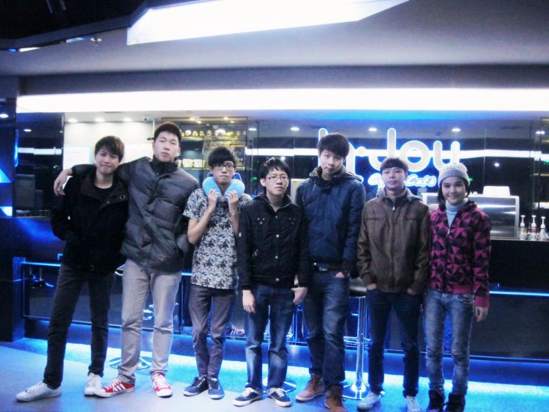 林承孜（右一）以战队经理的身份带队参加电竞赛，这也是她对电竞业充满信心的地方，即使自己不参赛，也可参与其他方面的工作。（受访者提供）