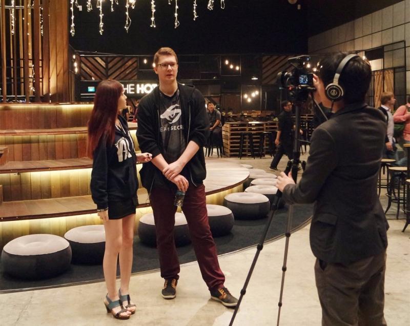 林承孜（左）采访外国选手撰写电竞专栏。（受访者提供）