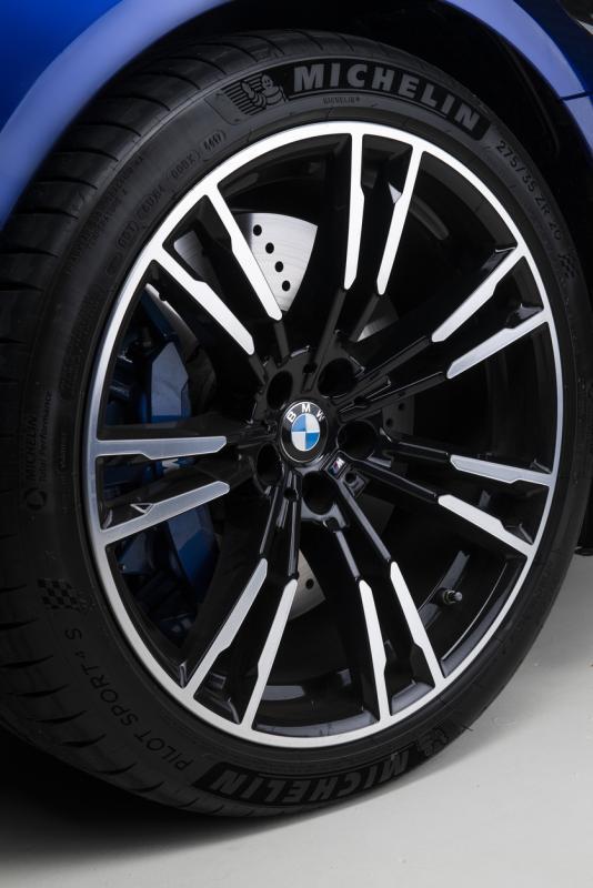 MxDrive智能全轮驱动系统可以主动感应路况和轮胎抓地力,快速灵活地分配驱动力,在各种路况和驾驶条件下,提供超乎想象的驾驶性能。